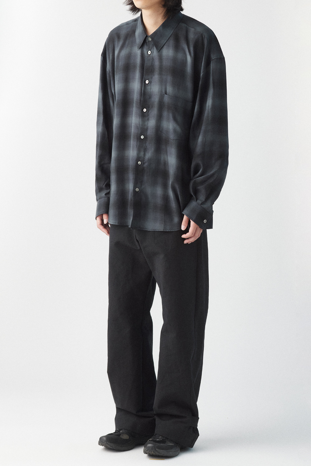 [soui. Exclusive] Classic Shirt Ombre Green Charcoal
